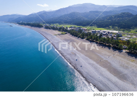 ドローン撮影｜エメラルドグリーンに輝く海と翡翠の原石も流れ着く海岸｜ヒスイ海岸イメージ｜富山県朝日町 107196636