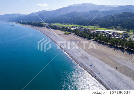 ドローン撮影｜エメラルドグリーンに輝く海と翡翠の原石も流れ着く海岸｜ヒスイ海岸イメージ｜富山県朝日町 107196637
