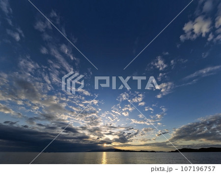 夕焼け空と反射する海面・初秋・超広角・空主体・230924pm 夕焼け空と反射する海面・初秋・超広角・空主体・230924pm 107196757