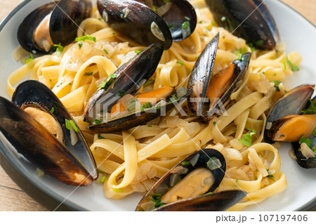 linguine spaghetti pasta vongole white wine sauce 107197406