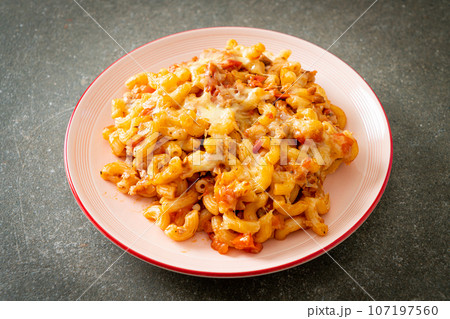 homemade macaroni bolognese with cheese 107197560