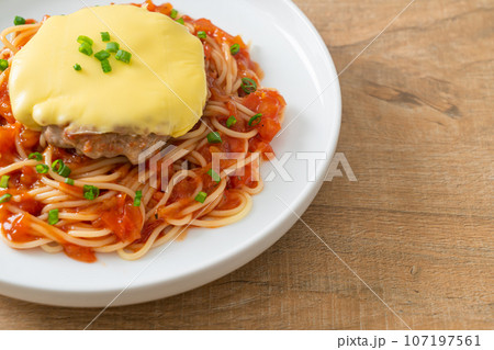 Spaghetti Tomato Sauce with Hamburg and Cheese 107197561