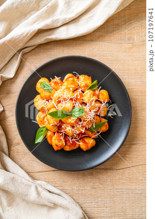 gnocchi in tomato sauce with cheese 107197641