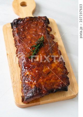 grilled and barbecue ribs pork 107197683