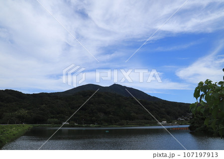 霞ヶ浦の水を引いた調整池、つくし湖と筑波山 107197913