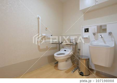 清潔感のあるトイレ・介護用トイレ・車椅子用トイレ・広々した清潔なトイレ 107198008