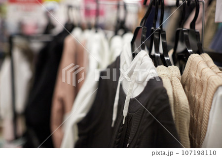 デパートの秋向けの新作洋服の売り場の様子 107198110