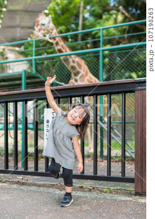 初めての動物園を楽しむ女の子 初めての動物園を楽しむ女の子 107198263