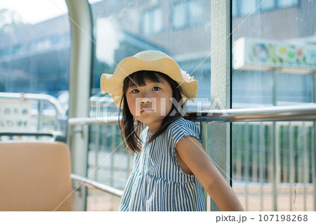 初めての動物園を楽しむ女の子 初めての動物園を楽しむ女の子 107198268