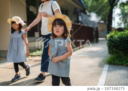 初めての動物園を楽しむ姉妹 107198273
