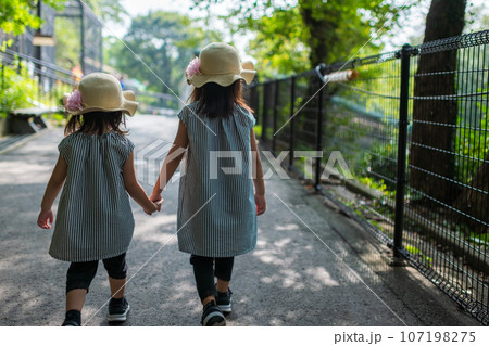 初めての動物園を楽しむ姉妹 初めての動物園を楽しむ姉妹 107198275