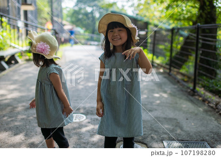 初めての動物園を楽しむ姉妹 初めての動物園を楽しむ姉妹 107198280