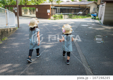 初めての動物園を楽しむ姉妹 初めての動物園を楽しむ姉妹 107198285