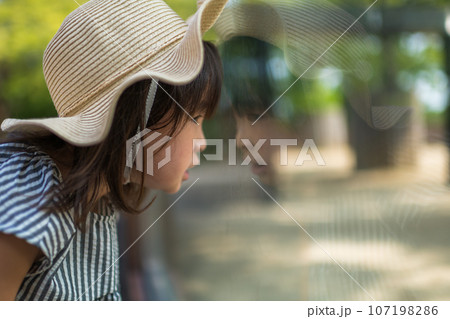 初めての動物園を楽しむ女の子 107198286