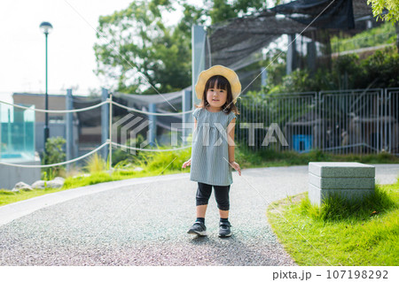 初めての動物園を楽しむ女の子 初めての動物園を楽しむ女の子 107198292