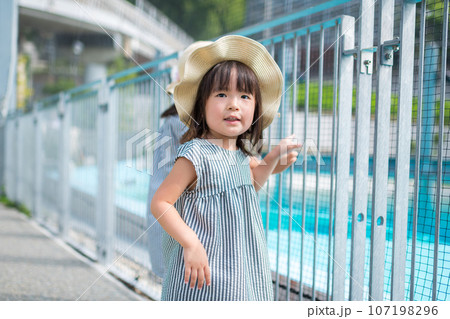 初めての動物園を楽しむ姉妹 初めての動物園を楽しむ姉妹 107198296