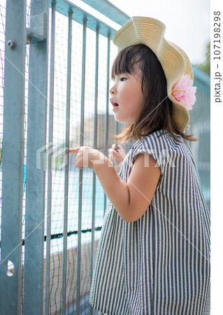 初めての動物園を楽しむ女の子 初めての動物園を楽しむ女の子 107198298