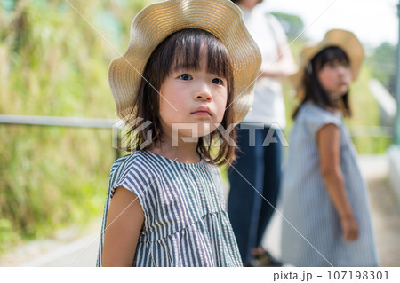 初めての動物園を楽しむ姉妹 107198301
