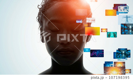 女性のシルエットと映像イメージ　イマジネーション 107198395