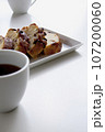 パウンドケーキとコーヒー　白い食器　白バック 107200060