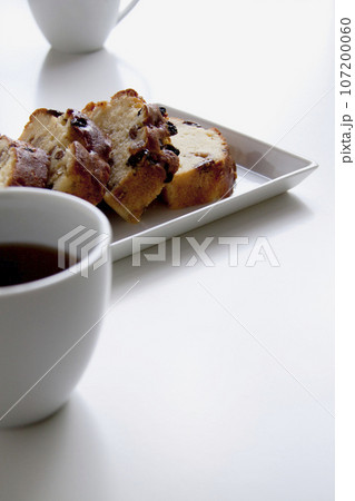 パウンドケーキとコーヒー 白い食器 白バック パウンドケーキとコーヒー 白い食器 白バック 107200060