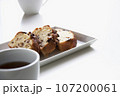 パウンドケーキとコーヒー　白い食器　白テーブル 107200061