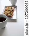 パウンドケーキとコーヒー　白い空間 107200062