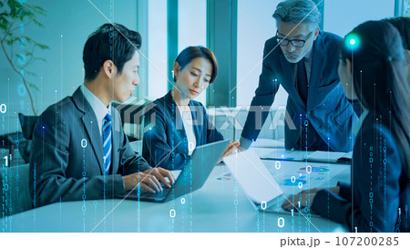 ミーティングするビジネスグループとデジタルトランスフォーメーション 107200285