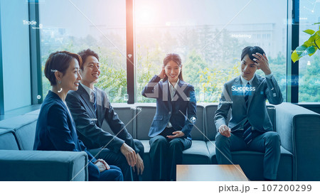 ミーティングする人々とデータ分析イメージ ミーティングする人々とデータ分析イメージ 107200299