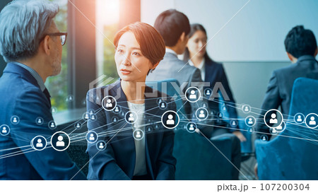 ミーティングするビジネスグループと人材ネットワーク 107200304