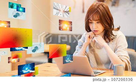 パソコンで画像を見る女性 動画配信サービス パソコンで画像を見る女性 動画配信サービス 107200330