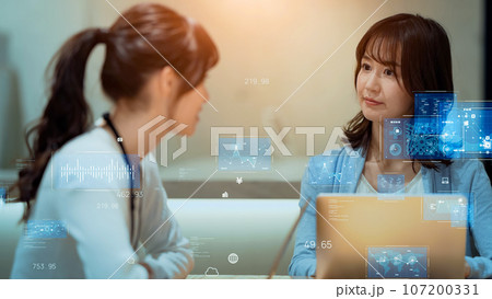 ミーティングする女性とデータ分析 107200331