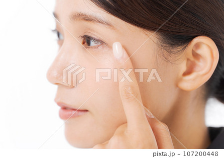 目元を指差すスーツ女性の写真 目元を指差すスーツ女性の写真 107200448