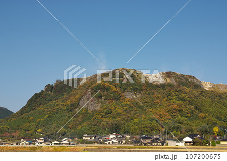 秋の空と香春岳と田んぼ 秋の空と香春岳と田んぼ 107200675