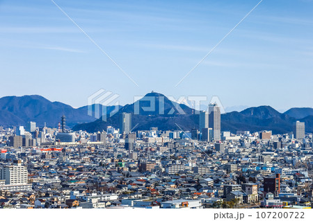 岐阜市街地越しに金華山岐阜城を望む 107200722