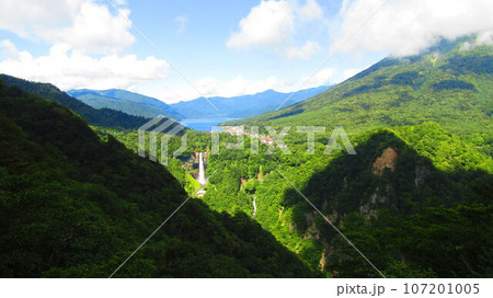 日光明智平から見た美しい華厳の滝と中禅寺湖、巨大な怪物のような影 107201005