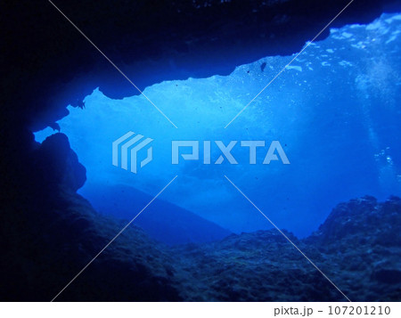 石垣島・美ら海海底の、青の洞窟 107201210