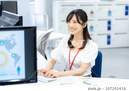 オフィスで働くビジネスウーマン 107201418