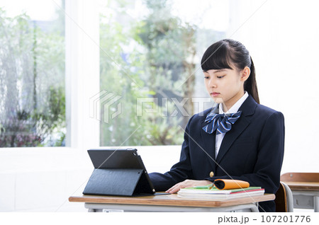 教室で勉強する女子中学生 107201776