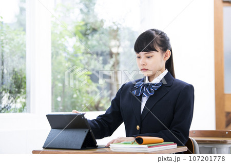 教室で勉強する女子中学生 教室で勉強する女子中学生 107201778