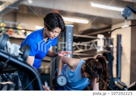 スポーツジムのトレーナー 107202225