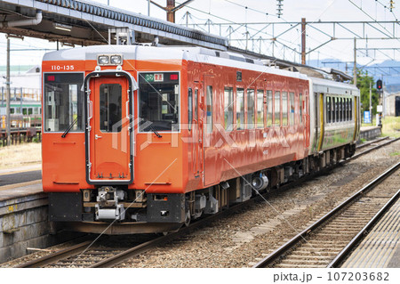 会津若松駅に停車中の只見線の列車 キハ110タラコ色 福島県会津若松市 会津若松駅に停車中の只見線の列車 キハ110タラコ色 福島県会津若松市 107203682