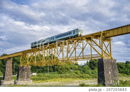 一ノ戸川橋梁を渡る磐越西線の列車　福島県喜多方市 107203683