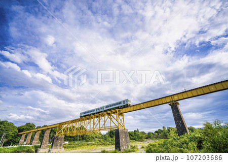 一ノ戸川橋梁を渡る磐越西線の列車　福島県喜多方市 107203686