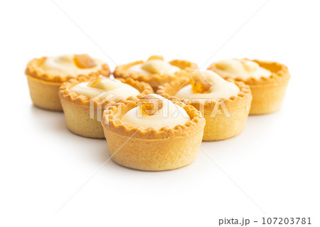Sweet tarlets. Tasty mini tarts. Mini pie with cream isolated on white background. 107203781