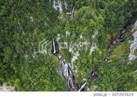 北海道 天人峡の「羽衣の滝」を空撮 107203829