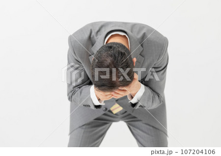 嘆くビジネスマン 107204106