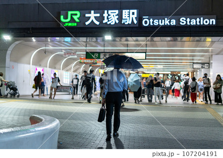 《東京都》大塚駅・賑わう夜の駅前 《東京都》大塚駅・賑わう夜の駅前 107204191