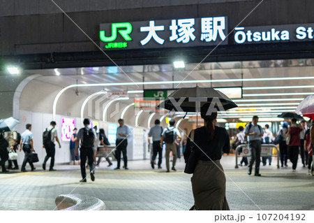 《東京都》大塚駅・賑わう夜の駅前 《東京都》大塚駅・賑わう夜の駅前 107204192