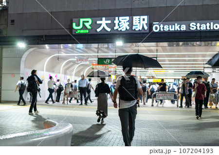 《東京都》大塚駅・賑わう夜の駅前 《東京都》大塚駅・賑わう夜の駅前 107204193